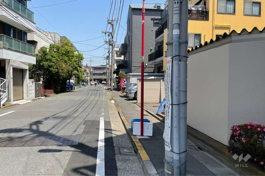 敷地西側の前面道路（南側から）