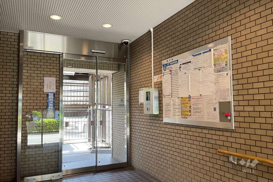 エントランスはオートロック付きです。