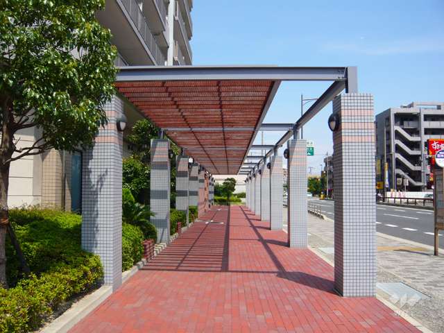 敷地の南側は国道2号線に面しており、目の前にバス停があります。
