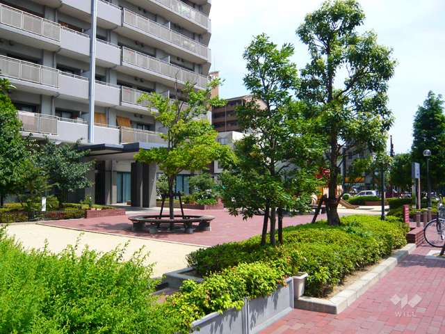 エントランス前には広場と公園があります。