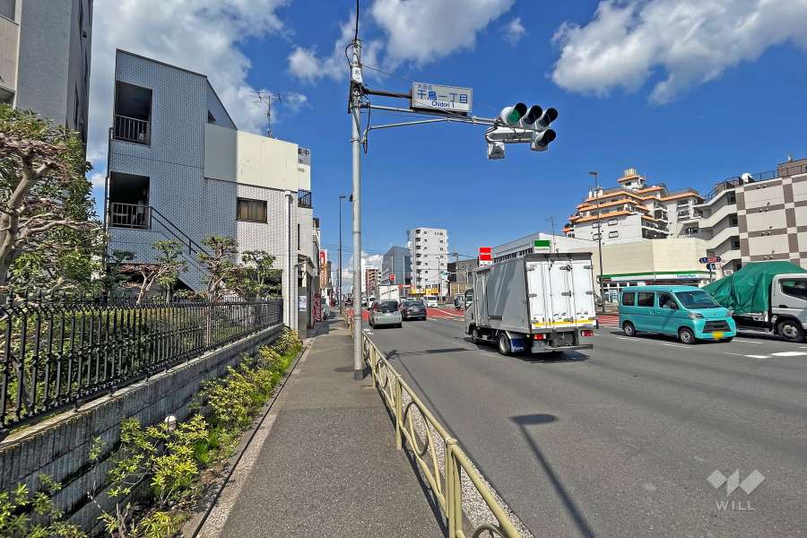 敷地東側の前面道路(南側から)