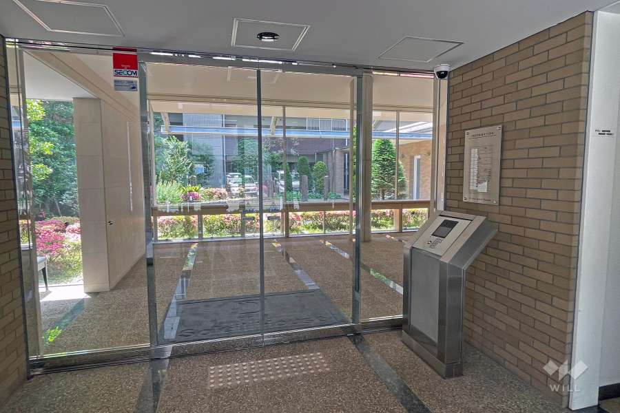 エントランスはオートロック付きです。