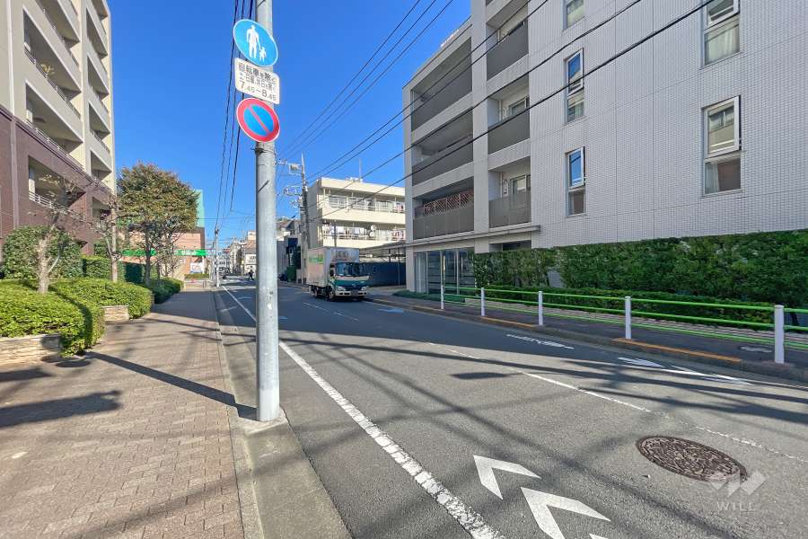 敷地西側の前面道路（南側から）