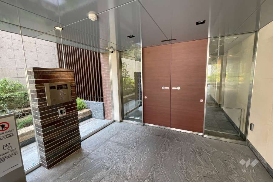 エントランスはオートロック付きです。