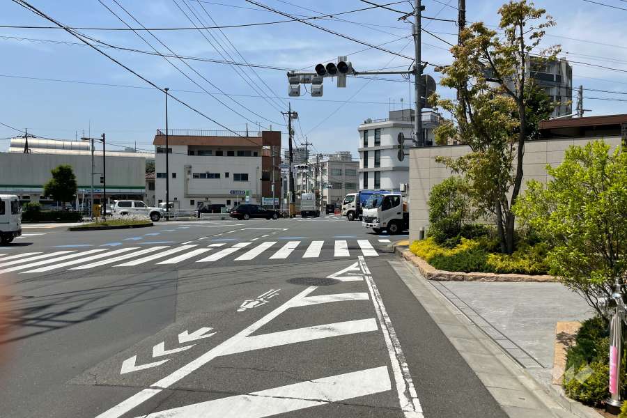 敷地南東側の前面道路（北東側から）