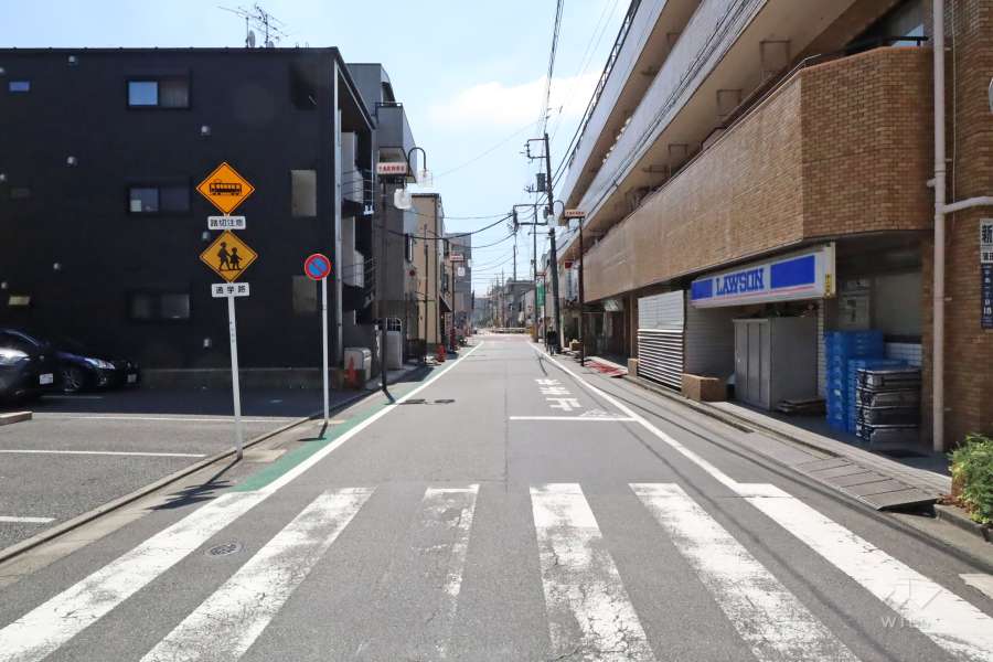 敷地東側の前面道路(北側から)