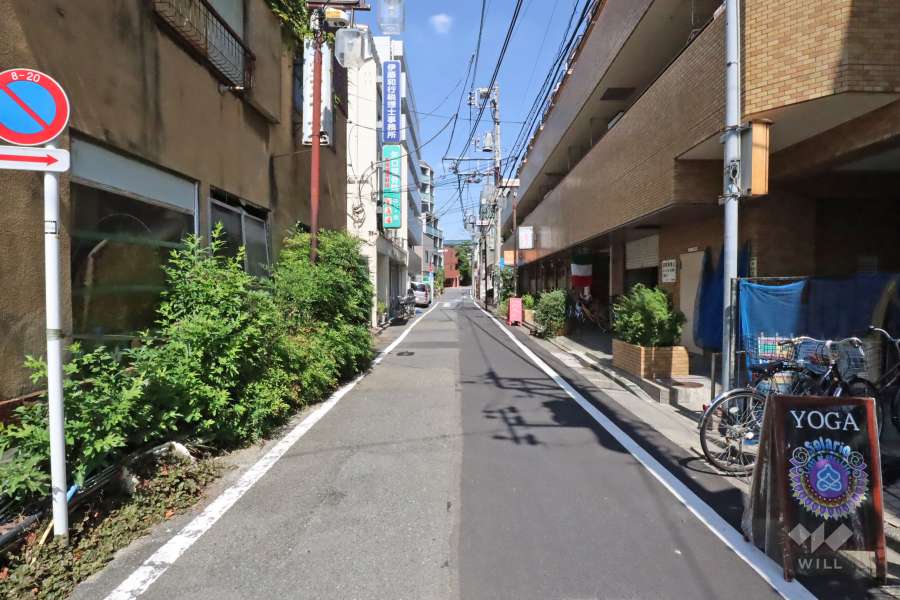 敷地西側の前面道路(南側から)