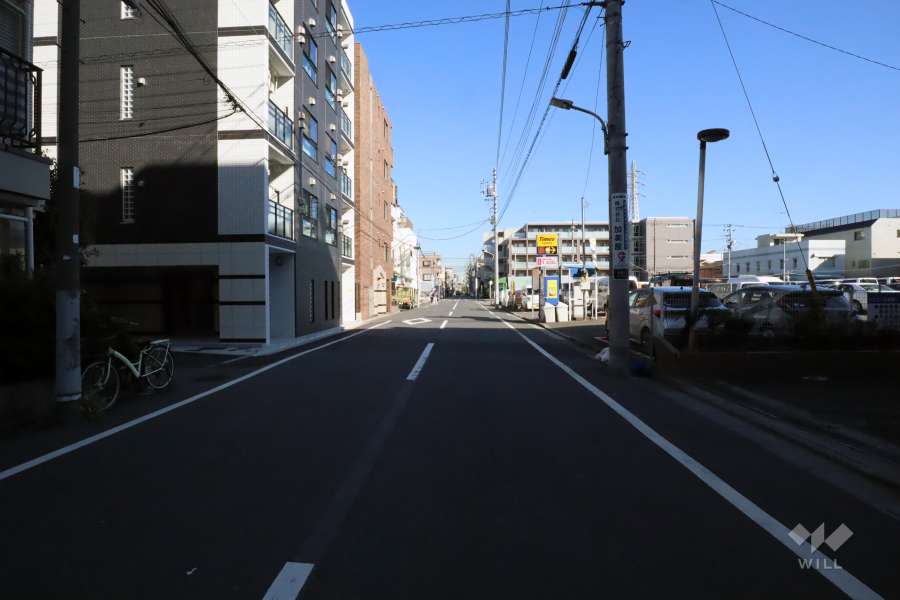敷地南側の前面道路(西側から)