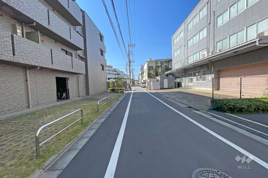 敷地北側の前面道路（東側から）