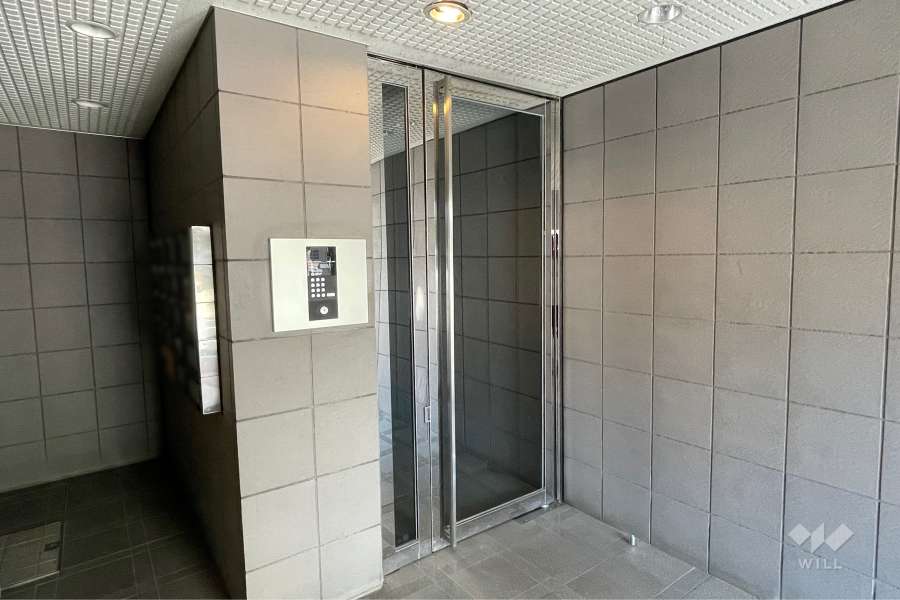 エントランスはオートロック付きです。