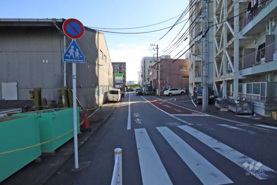 敷地東側の前面道路(北側から)