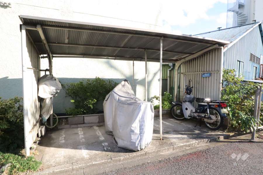 バイク置き場（屋根付き）