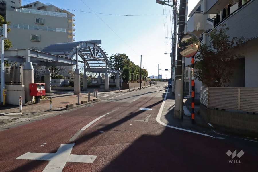 敷地北西側の前面道路（北東側から）