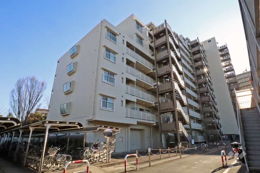 多摩川芙蓉ハイツ4号棟の外観（北西側から）