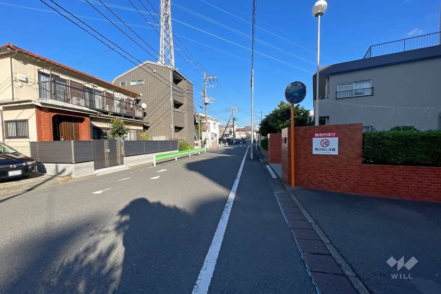 敷地北側の前面道路（西側から）