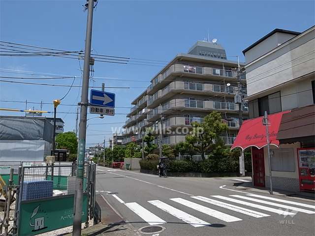 周辺には住宅の他、一部、店舗や事務所も点在しています。