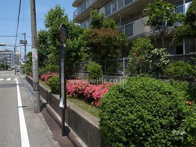 エントランス前にバス停があります。