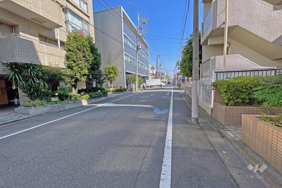 敷地北側の前面道路（東側から）