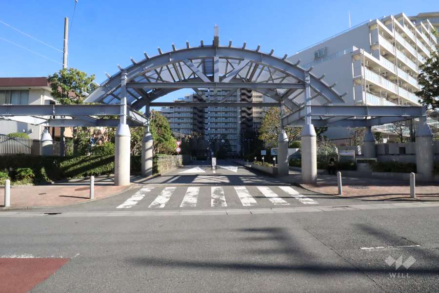 多摩川芙蓉ハイツ1号棟の外観（西側から）