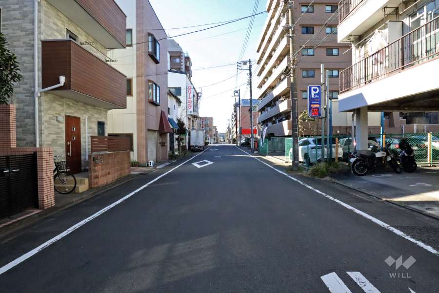 敷地南東側の前面道路(北東側から)