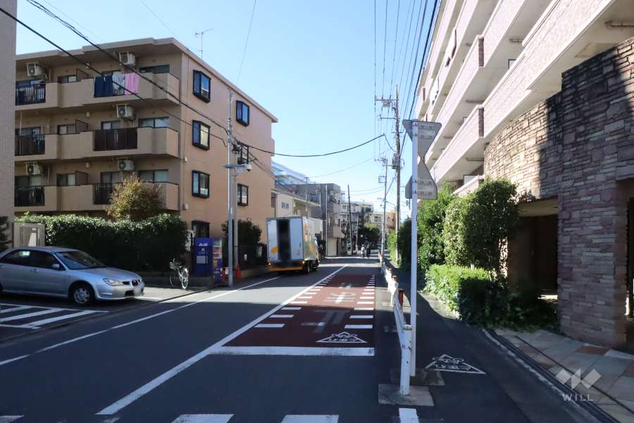 敷地南側の前面道路(東側から)