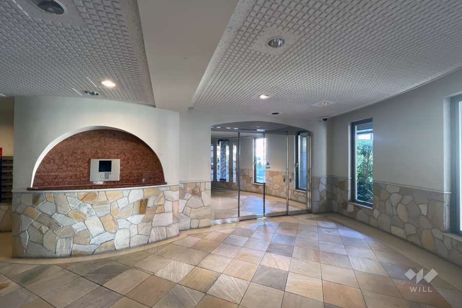 エントランスはオートロック付きです。