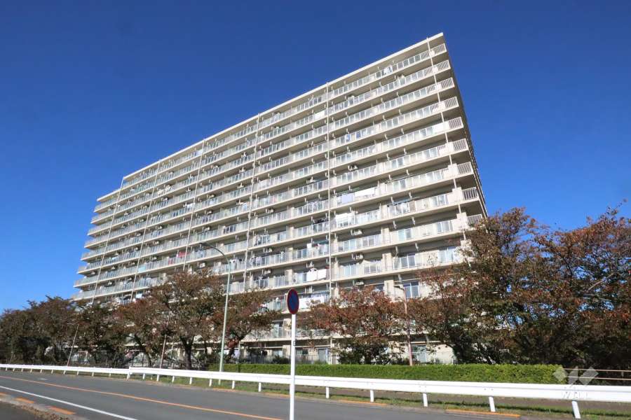 多摩川芙蓉ハイツ２号棟の外観（南側から）