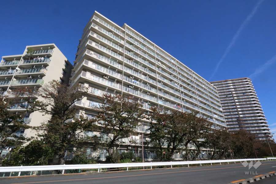 多摩川芙蓉ハイツ２号棟の外観（南西側から）