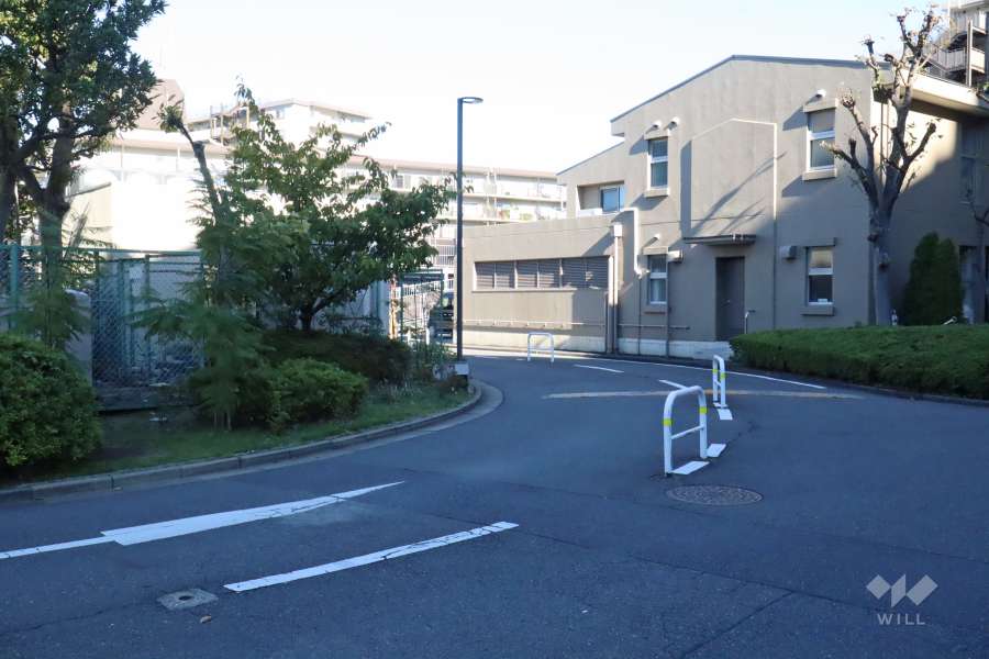 立体駐車場に続く敷地内道路