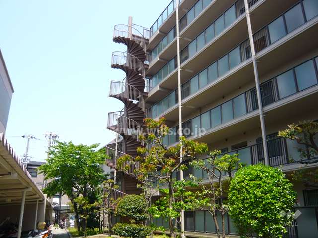 敷地内には植栽スペースが設けられ、緑豊かです。
