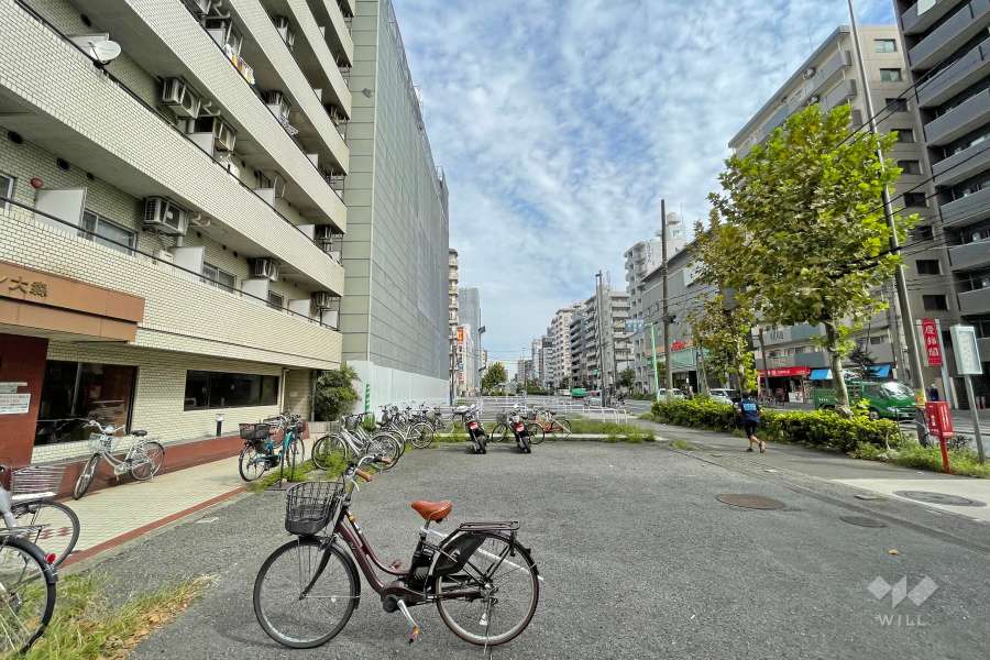 敷地東側の前面道路（南側から）