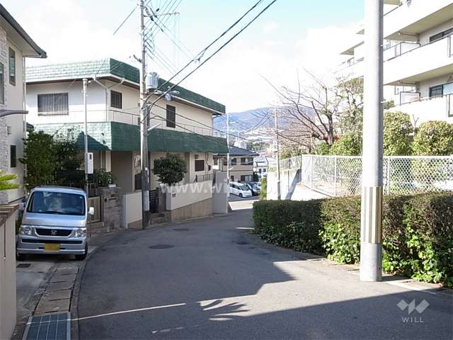 A棟の南側には道があり、道を挟んで一戸建てが建ち並んでいます。