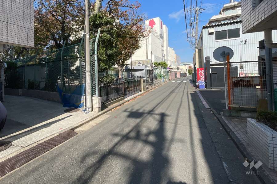 敷地東側の前面道路（南側から）