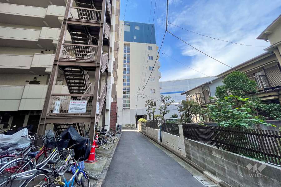 敷地北側の前面道路（東側から）