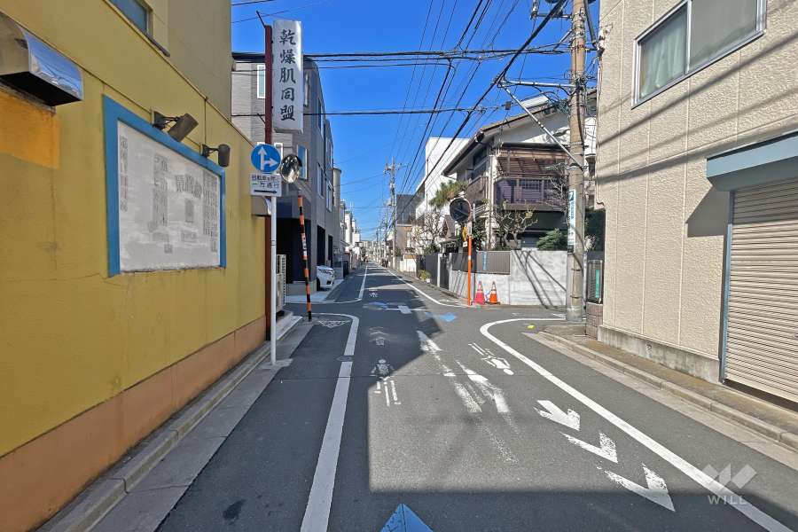 敷地北側の前面道路（東側から）