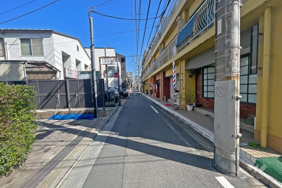 敷地西側の前面道路（南側から）