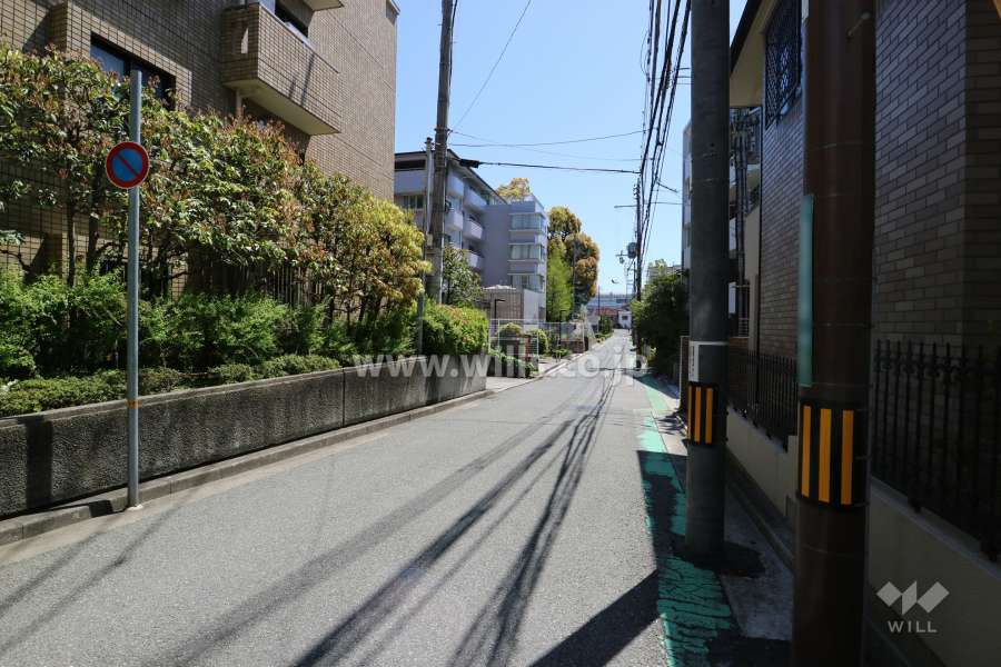 敷地西側の前面道路