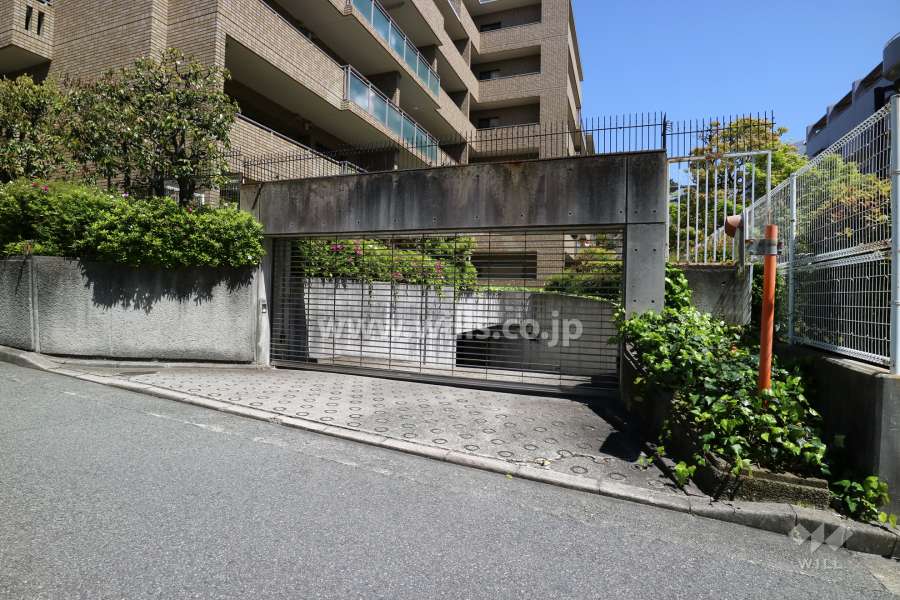 駐車場出入り口（リングシャッター付き）
