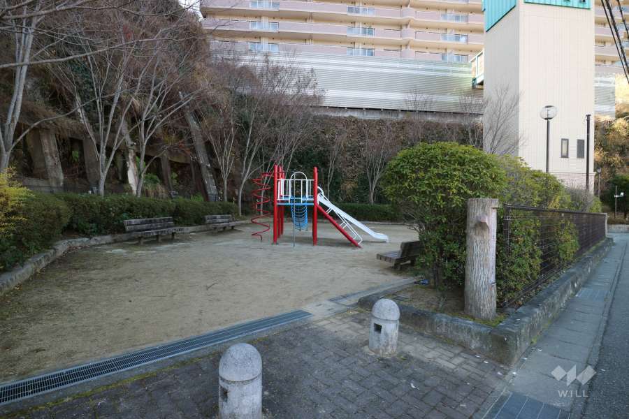 敷地に隣接して『月見山第六公園』があります。