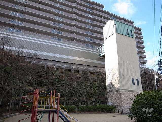 エントランスに続くエレベーター棟