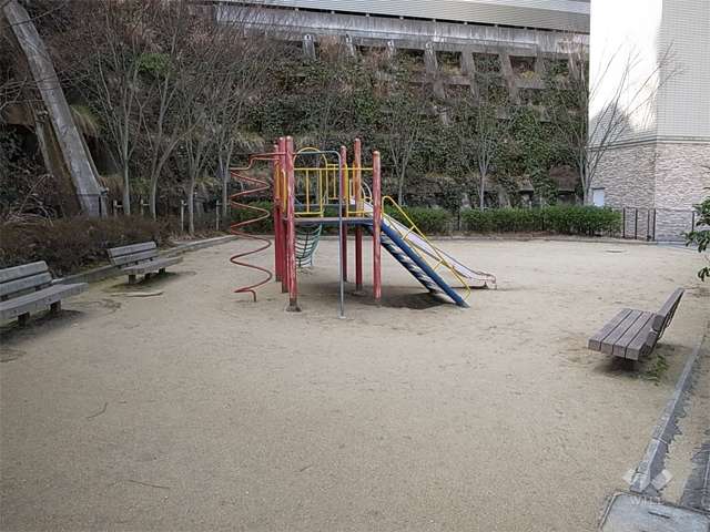 エレベーター棟の横には公園があります。