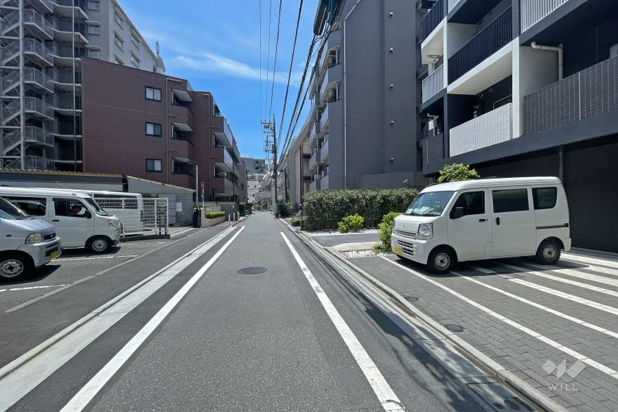 敷地南東側の前面道路（北東側から）