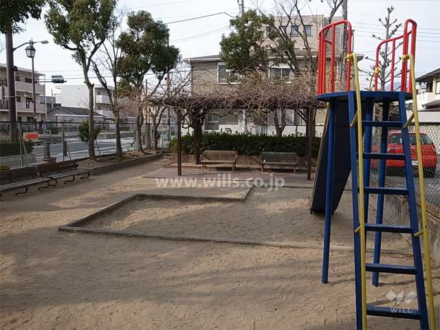 敷地南側に隣接する小さな公園