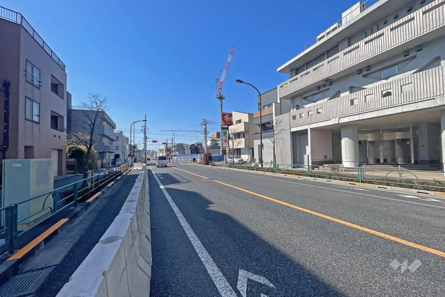 敷地北西側の前面道路は東宝医大通りです（南西側から）。