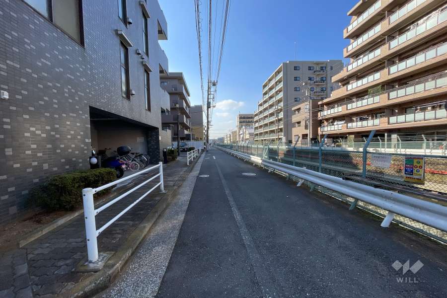 敷地北側の前面道路（東側から）