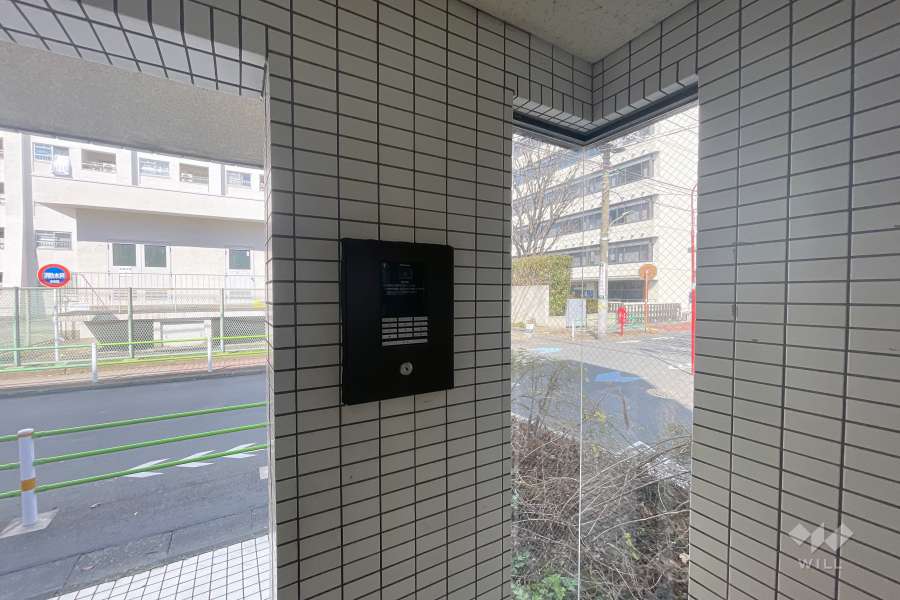 エントランスはオートロック付きです。