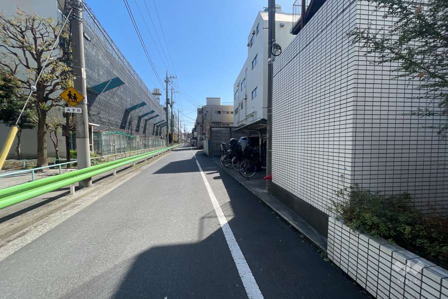敷地北側の前面道路（西側から）