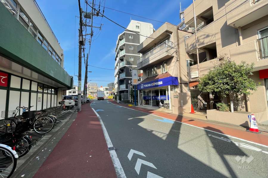 敷地の南側前面道路（東側から）
