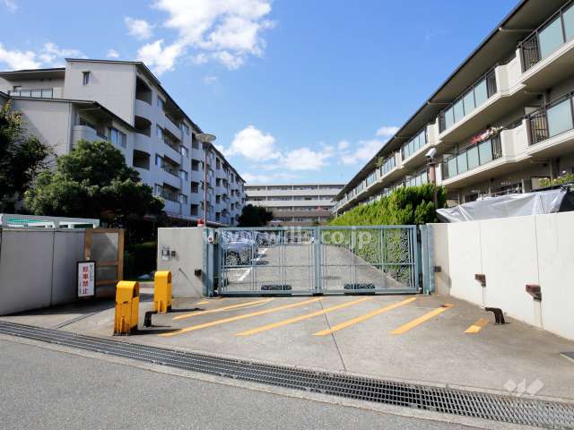駐車場の出入り口（ゲート付き）右が1号棟、左が2号棟。