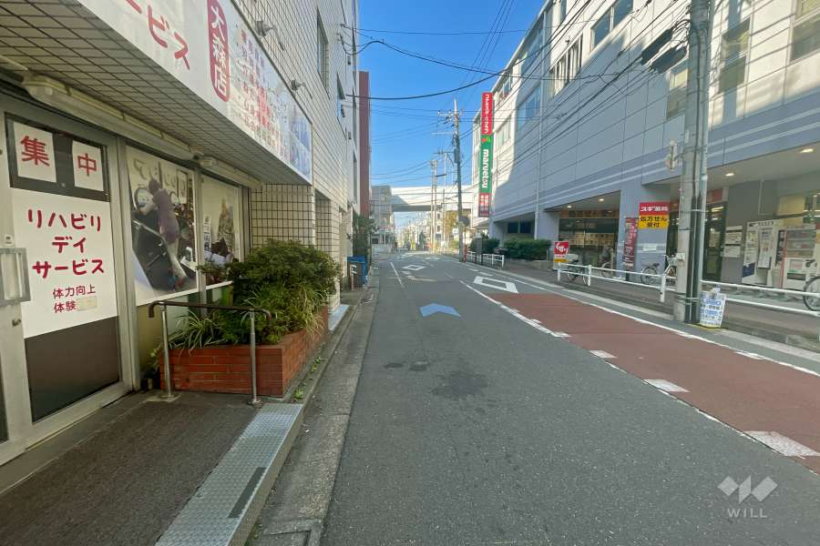 敷地北側の前面道路（東側から）